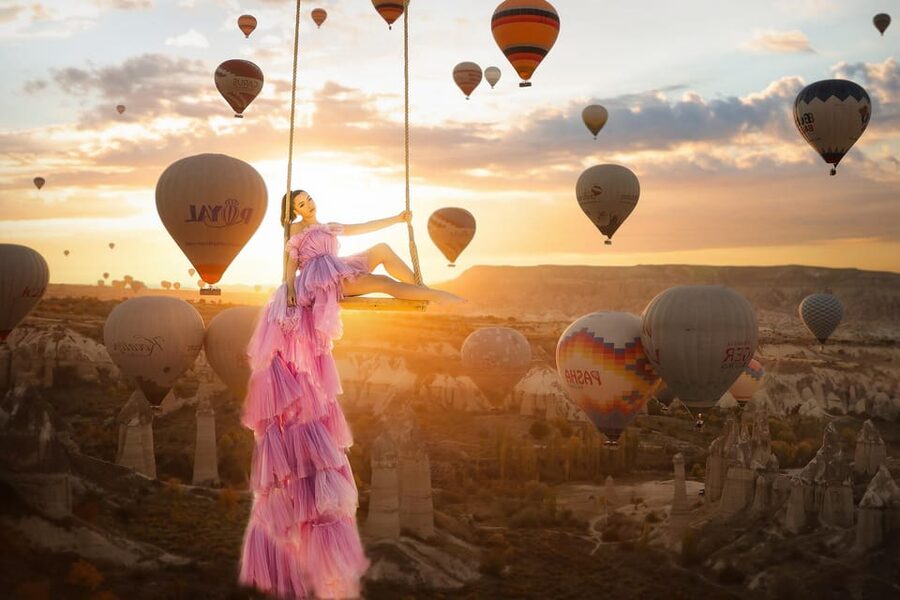 Cappadocia: Taking photo with Swing at hot air balloon view - Swinging Among Balloons: What You Should Expect From the Shoot