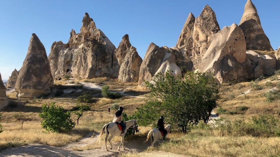 Goreme: Sunrise Horse Riding Excursion - Sunrise, balloons, and a horse route through Red and Rose Valley