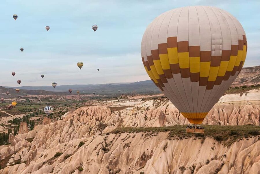 Göreme: Sunrise Hot Air Balloon Ride over Cappadocia - Before takeoff: light breakfast and watching the balloons get ready