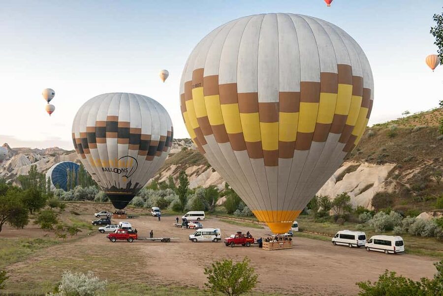 Göreme: Sunrise Hot Air Balloon Ride over Cappadocia - Pilots, safety, and how the ride stays relaxing